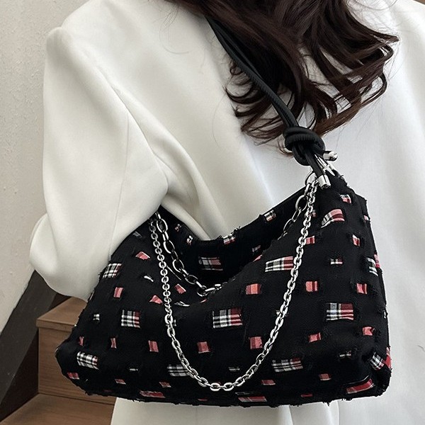 In the spring of 2025, this is a fashionable new fabric handbag. It's a trendy women's bag with frayed edges and chains, a versatile shoulder bag, and a simple style details Picture