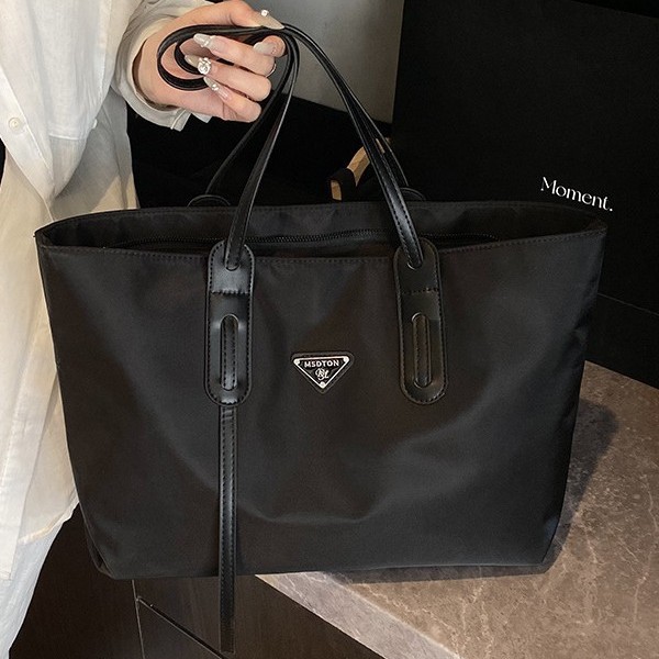 Large-capacity Oxford cloth bag, women's fashionable and versatile single-shoulder handbag, casual travel and commuting bag, tote bag, cross-border Application Scenario