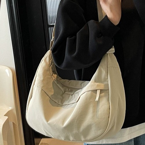 Spring 2025 new single-shoulder large-capacity underarm bag, laid-back crescent-shaped bag, casual commuting bag, solid color versatile bag details Picture