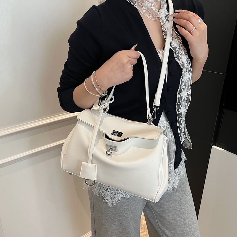 Retro style platinum handbag for women, 2025 new style, high-end, simple, casual and versatile commuting single-shoulder crossbody bag Application Scenario