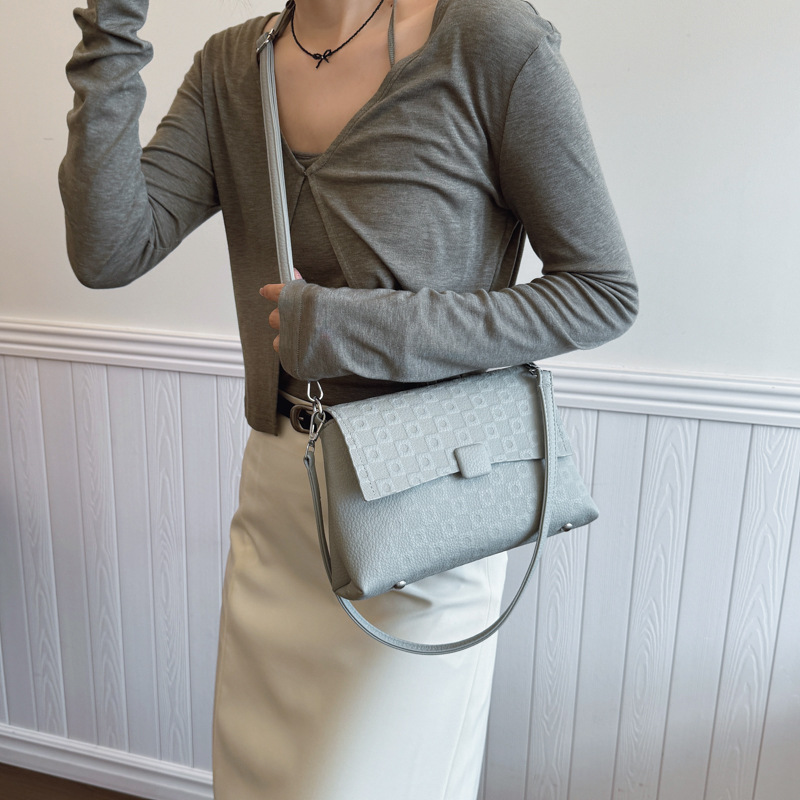 Women's fashion underarm bag 2025 new trendy small square bag, high-end retro single-shoulder bag, commuter crossbody bag Application Scenario
