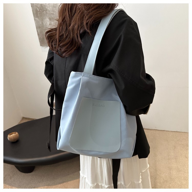 A new 2024 women's casual large-capacity bag, a simple and versatile single-shoulder color-matched tote bag, a lightweight commuting bag full figure