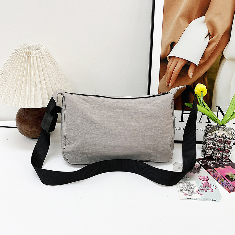 New large-capacity casual nylon bag, women's fashionable, simple and trendy travel single-shoulder crossbody bag, class commuting bag Specification drawing