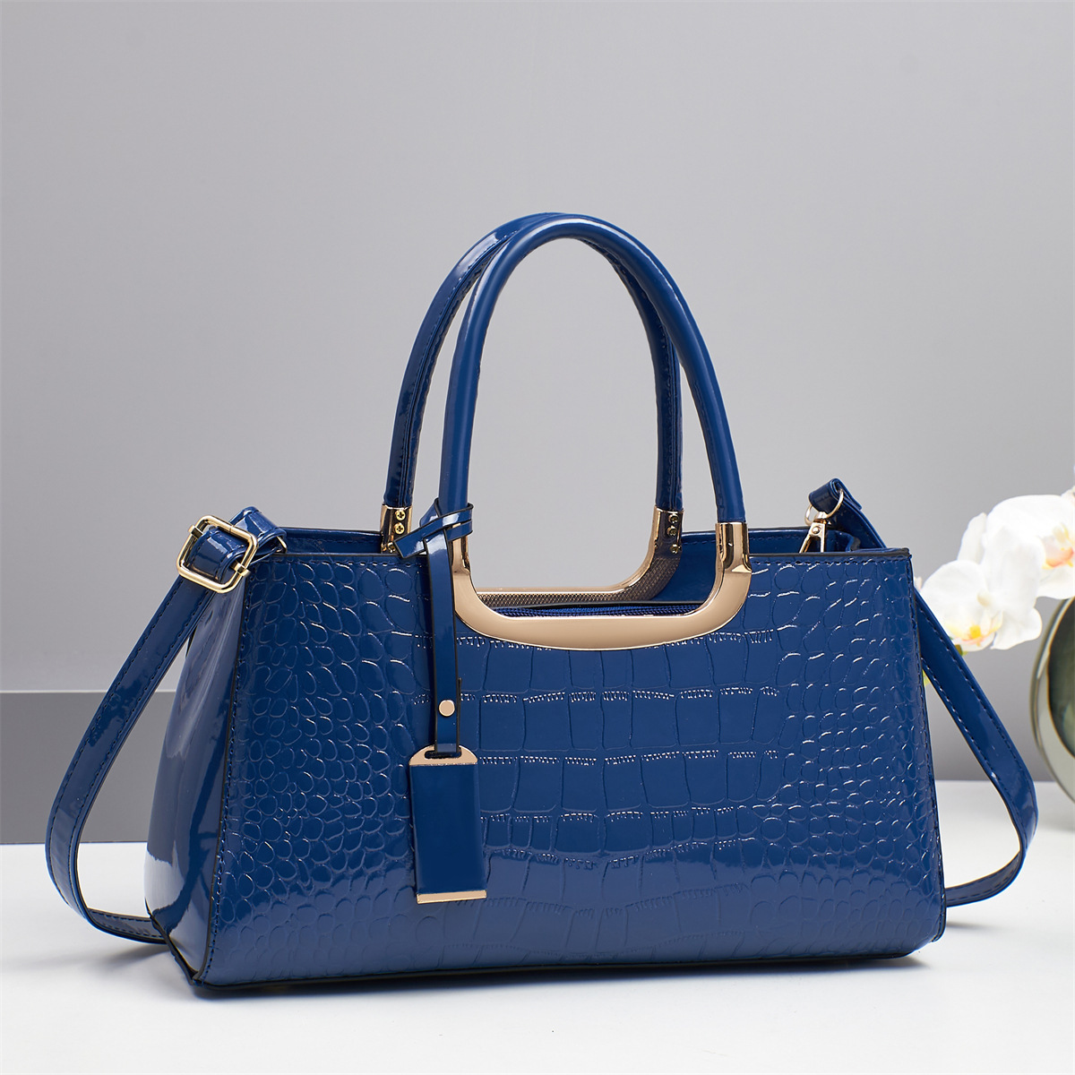 Stylish commuting handbag, shiny leather single-shoulder crossbody bag, 2025 new style fashionable patent leather large-capacity Boston bag details Picture