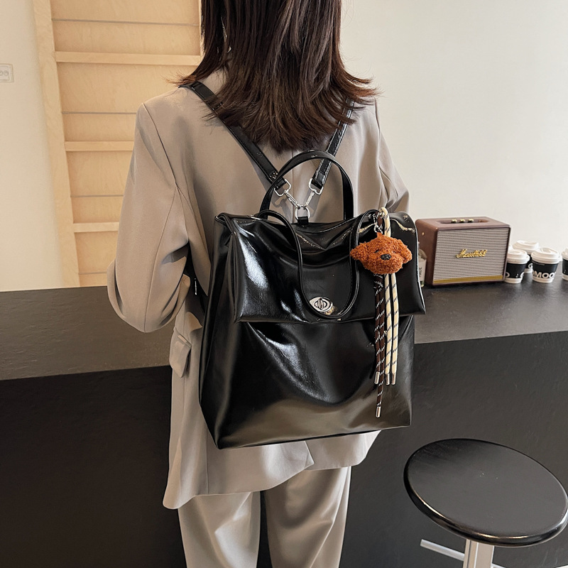 High-end quality travel backpack for women, 2024 new style, fashionable and retro, large-capacity schoolbag, college student hand-held backpack Application Scenario