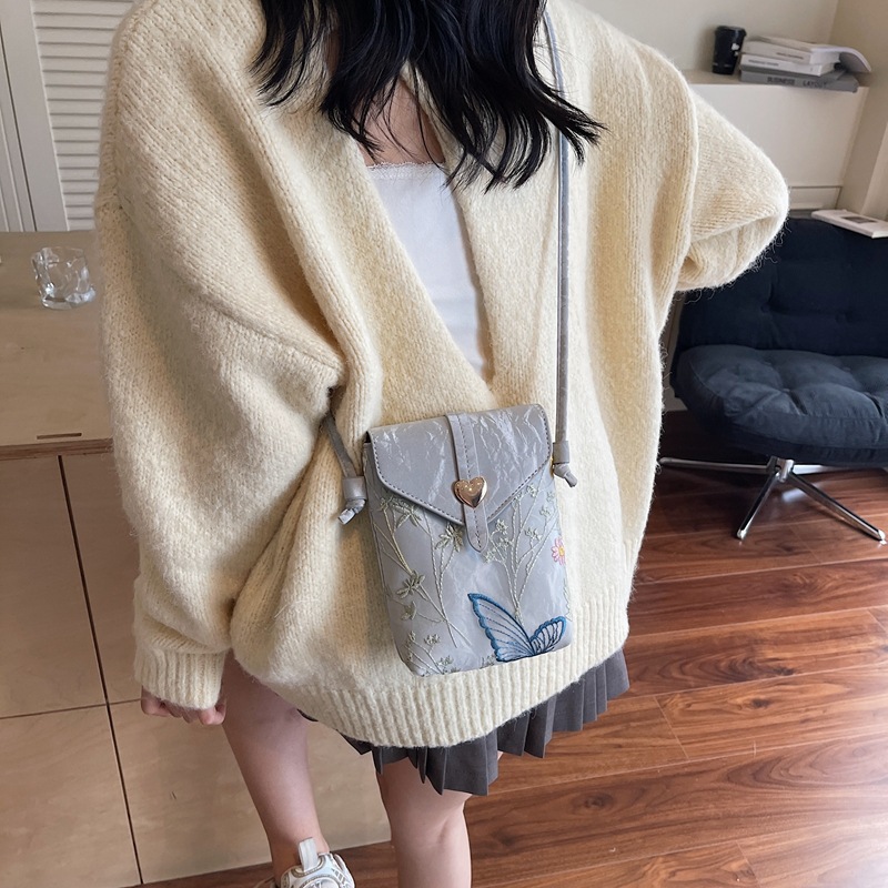 Cross-border women's bags 2025 New Style New Chinese-style mobile phone bag, embroidered single-shoulder bag, niche crossbody bag, lightweight coin purse Application Scenario