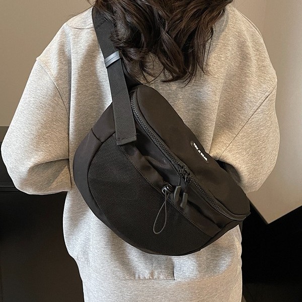 The 2025 new casual Korean-style large-capacity crossbody bag for both men and women, a cool and versatile crossbody bag details Picture