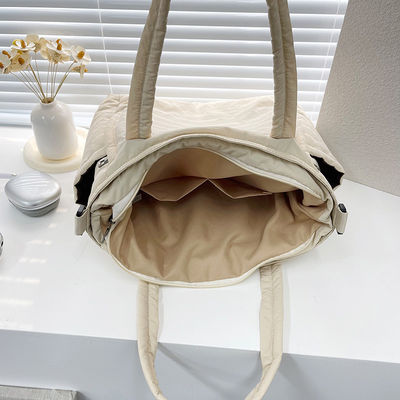Casual large-capacity bags, new women's bags for autumn and winter 2024, fashionable commuting single-shoulder bags, crossbody bags, hand-held tote bags Application Scenario