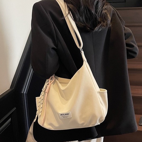 Cross-border niche candy-colored lightweight pleated shoulder strap tote bag for women, new summer large-capacity single-shoulder crossbody bag Application Scenario