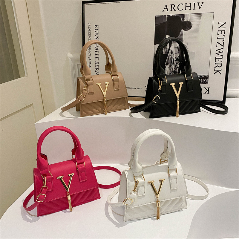 French design sense, niche bag, women's fashion, ins trendy texture, small hand-held bag, solid color fringed crossbody bag Application Scenario