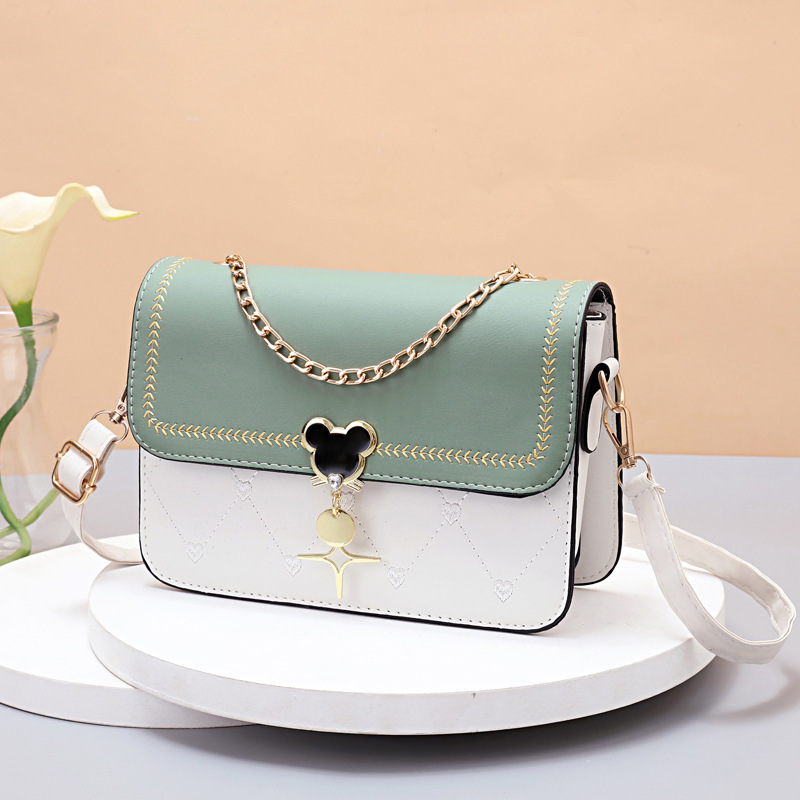 This small square bag is a trendy and versatile, niche, and girlish crossbody bag for women's autumn and winter. It's a fresh and simple single-shoulder bag Specification drawing