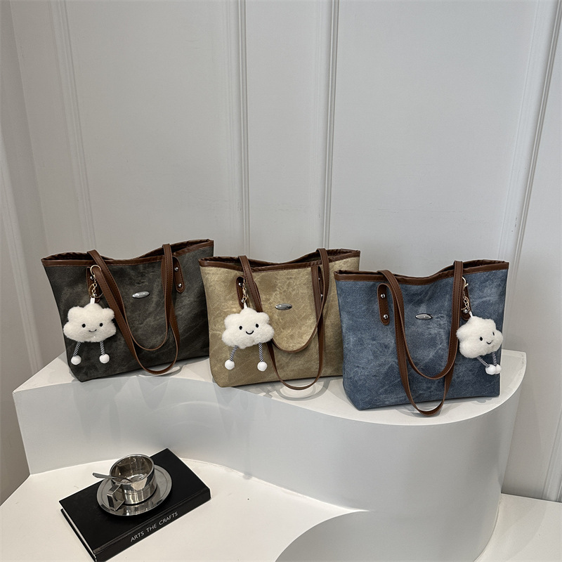 A simple and versatile women's large-capacity 2024 new autumn and winter casual single-shoulder bag, a fashionable tote bag for work and commuting Application Scenario