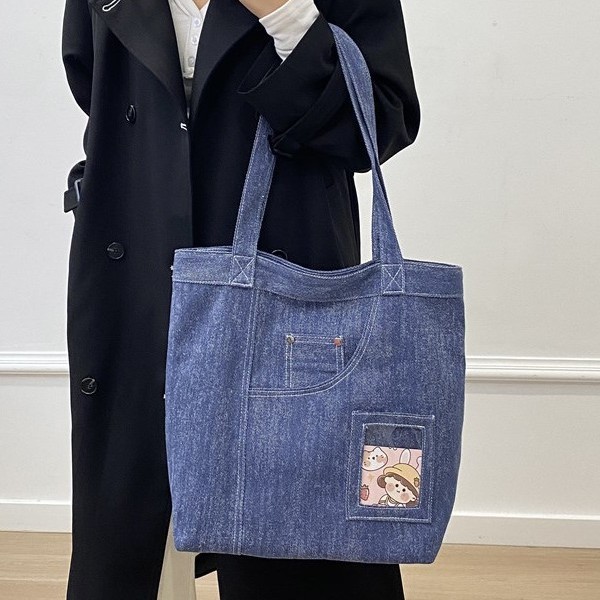 The new large-capacity tote bag for autumn and winter, with a laid-back denim style and a girlish touch, is a fashionable and casual commuting and school bag Application Scenario