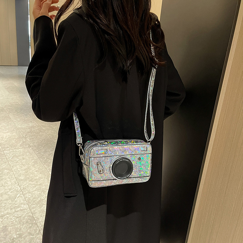 Cross-border 2025 New Korean school style contrasting color camera bag, stylish for women, versatile and trendy single-shoulder crossbody bag for commuting Application Scenario