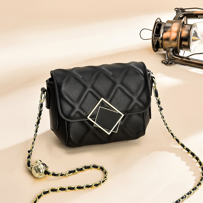 The 2022 new trendy and fashionable women's bag of "Little Bag Girl" is a high-end and stylish diamond-shaped small golden ball chain single-shoulder crossbody bag Specification drawing