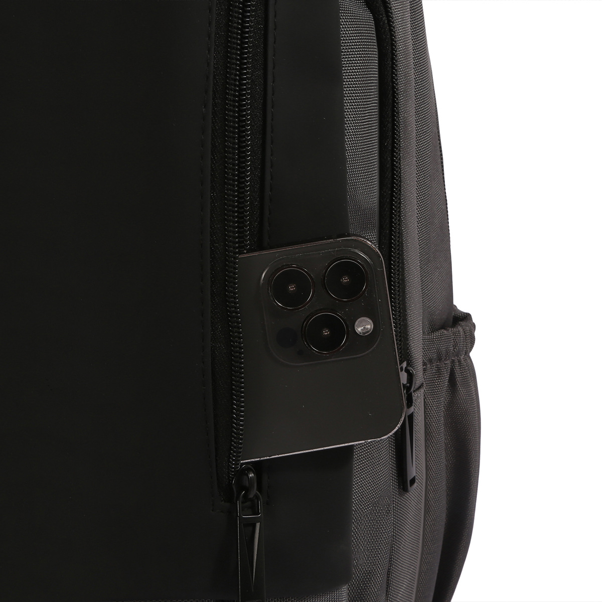 Wholesale of new fashionable business and casual backpacks for men, simple and large-capacity computer bags, commuting and travel bags Application Scenario
