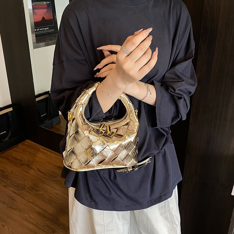 2025 New fashion woven handbag, casual and versatile women's bag, simple diamond-shaped single-shoulder bag, trendy crossbody bag Application Scenario