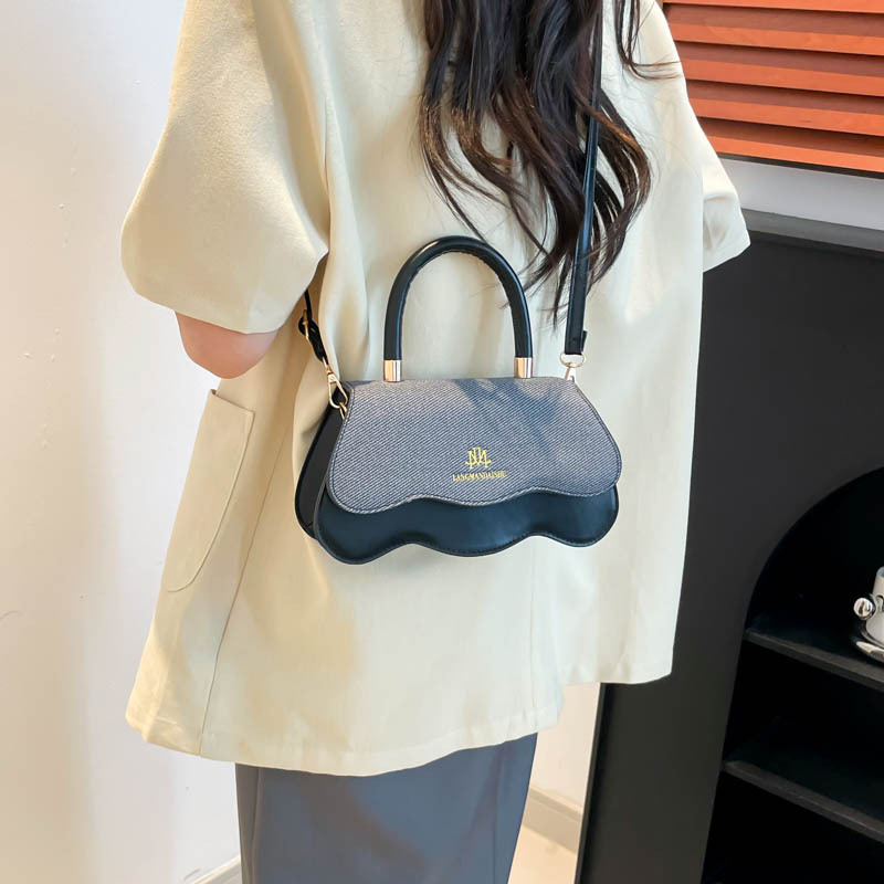 A casual, trendy and fresh crossbody bag with large capacity and color-blocking hand-held small square bag, a new summer commuting bag for 2025 details Picture