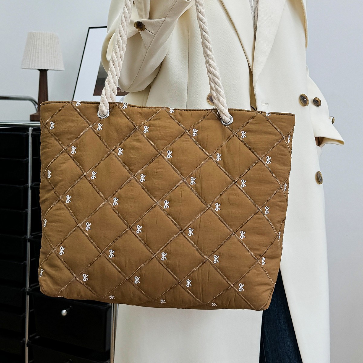 Korean-style cotton-padded clothes and bags for the autumn and winter of 2024, trendy and fashionable diamond-patterned embroidered single-shoulder bag, fresh and cute tote bag, embroidered bag details Picture