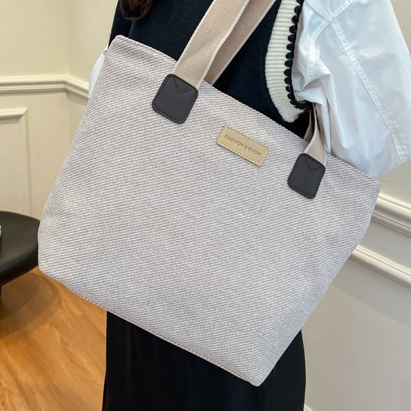 The new solid-color handbag for the autumn and winter of 2024 is a versatile and casual large-capacity, laid-back tote bag for girls to take classes on one shoulder Application Scenario