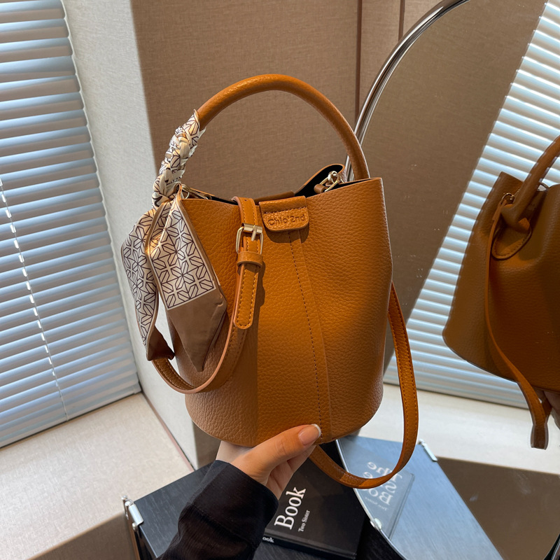 Hand-held bucket bag, a trendy 2024 new style, INS style, underarm bag, single-shoulder bag, casual solid color crossbody bag Specification drawing