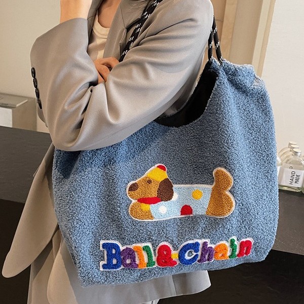Cartoon cute large-capacity tote bag, fashionable puppy plush single-shoulder bag, large-capacity versatile bag for autumn and winter full figure