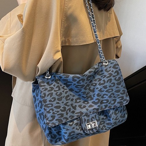 Spring niche single-shoulder leopard print bag for women 2025 new style, fashionable and versatile chain crossbody bag, popular small square bag details Picture