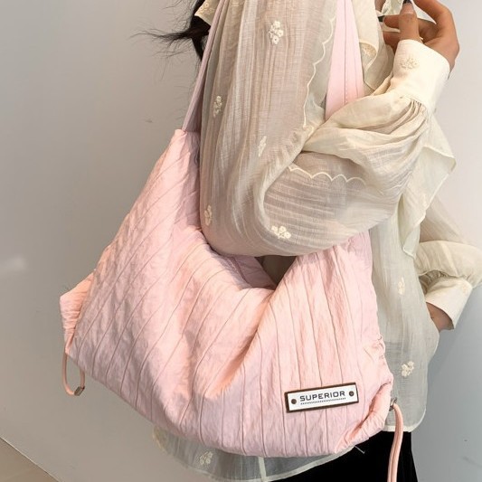Spring 2025 new women's bags, ins pleated underarm bags, fashionable commuting single-shoulder handbags, wholesale export bags Application Scenario