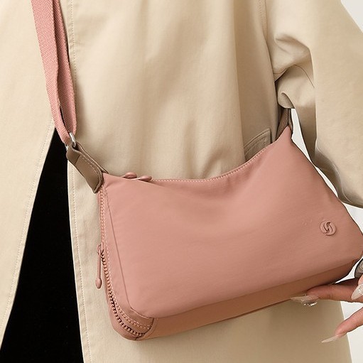 A new solid color and fresh crossbody bag for women in spring 2025, with a large capacity and multiple layers, is a casual single-shoulder bag details Picture