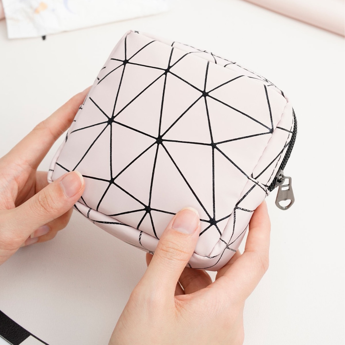 Cross-border best-selling sanitary napkins and menstrual packs, portable sanitary napkins, high-end student large-capacity storage bags for sanitary napkins details Picture