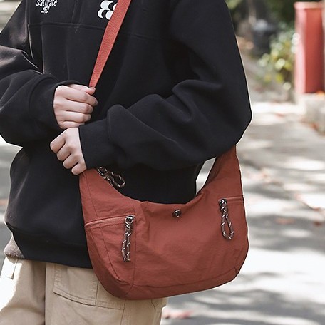 A new large-capacity, lightweight, casual and fashionable tote bag for Spring/Summer 2025, a fresh and unique single-shoulder crossbody bag for both men and women Application Scenario