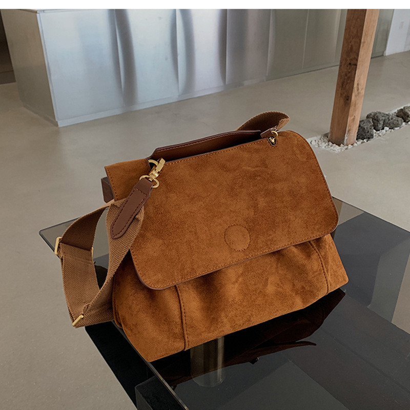 Niche design, high-end sense, autumn and winter bags, women's large-capacity crossbody bag, single-shoulder bag, women's large bag, velvet commuting bag full figure