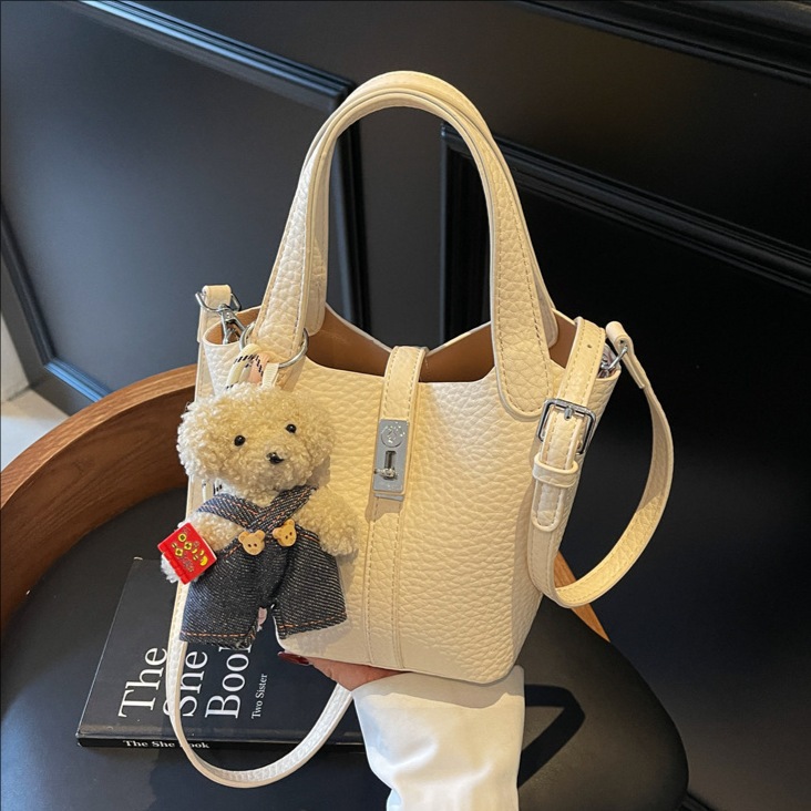A lightweight, French-style, large-capacity hand-held bucket bag for women 2025, a new fashion and high-end single-shoulder crossbody bag full figure