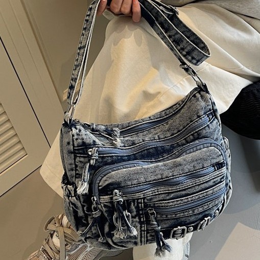 A new soft-faced crossbody bag for women in 2025, a middle-aged single-shoulder denim spring and summer large-capacity casual commuter women's bag details Picture