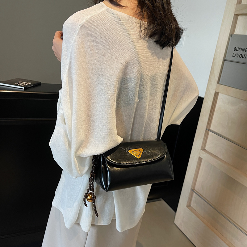Fashionable and casual pillow bag for women, 2024 new Korean style, trendy and versatile single-shoulder bag, simple commuting crossbody bag for work Application Scenario