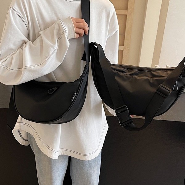 This is a popular and versatile single-shoulder bag for the new autumn and winter of 2024. It is a lightweight and simple single-shoulder bag with a wide shoulder strap and a dumpling bag for women details Picture
