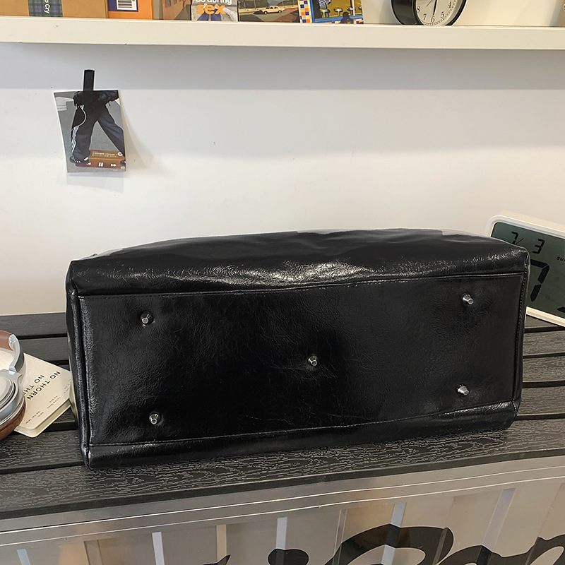 A new large-capacity pu leather sports carry-on bag for both men and women, suitable for business trips and short-distance travel Application Scenario
