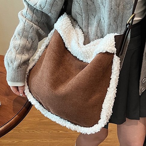 A new versatile single-shoulder bag for autumn and winter, featuring a laid-back and fashionable style for girls. It's a bucket bag with a large capacity and a cute crossbody bag full figure