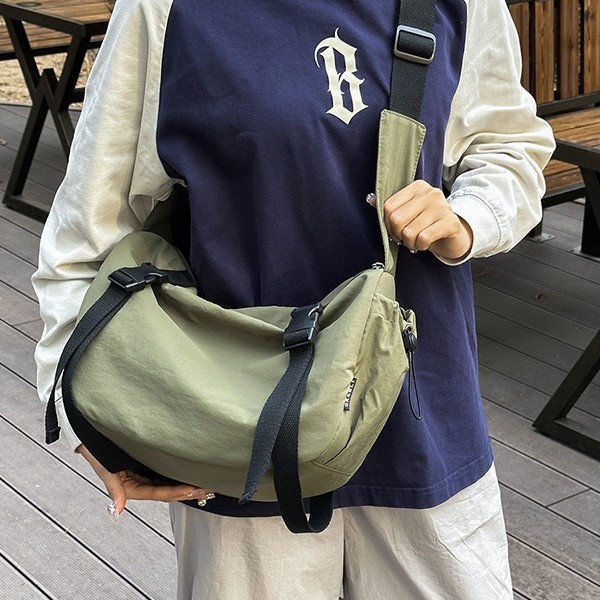 Large-capacity crossbody bag, women's color-blocking, laid-back style, artistic, simple and versatile fabric bag, college students' casual single-shoulder bag for class Specification drawing