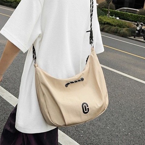 Crossbody bag for men and women, forest-style personalized nylon dumpling bag, large-capacity casual single-shoulder bag, college student class bag Specification drawing