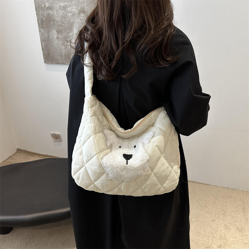 A large-capacity ladies' 2024 new casual, niche and retro single-shoulder crossbody bag, fashionable and individual tote bag details Picture