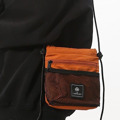 This unisex design phone bag is simple and cute. It is in a solid color, has a large capacity and is sturdy. It is a small square single-shoulder crossbody bag full figure