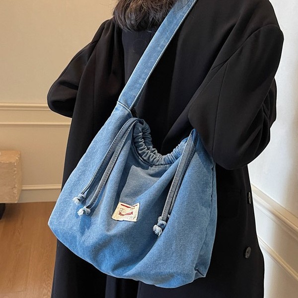 A simple and casual Korean-style student drawstring denim bag, a new spring style with a large capacity single-shoulder bag trend Specification drawing