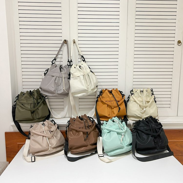 Cool single-shoulder crossbody bag 2025 New Korean style fashionable casual bucket bag large capacity nylon hand-held drawstring bag full figure