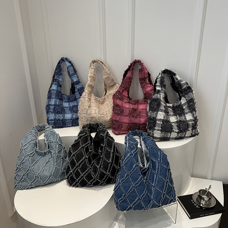 This year, the trendy autumn and winter collection of women's bags is a new Instagram checkered single-shoulder bag, a casual and versatile tote bag Application Scenario