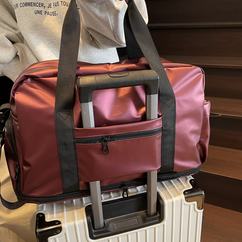 The dry-wet separated fitness bag can be used for short business trips. The travel bag with a handle can be extended. It is a simple and casual carry-on bag details Picture