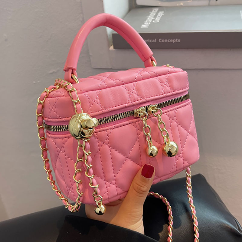A new 2025 women's hand-held small bag, a diamond-shaped chain bag, a high-end and stylish crossbody bag, a casual and versatile small square bag full figure