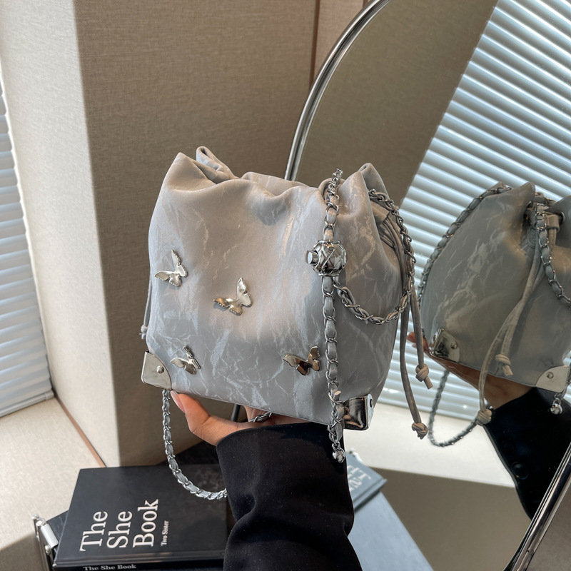 Fashionable pleated drawstring bucket bag for women, Korean style trendy butterfly single-shoulder bag, niche design, simple chain crossbody bag details Picture