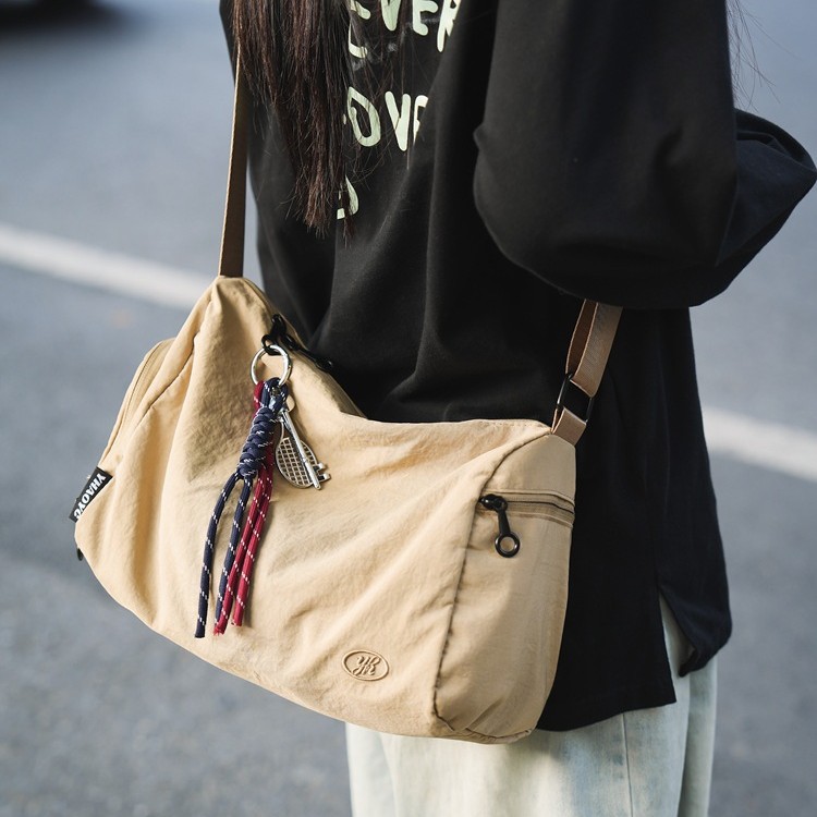 A trendy new lightweight single-shoulder crossbody bag for both men and women, a Japanese-style commuter casual couple bag, and a sports student bag Specification drawing