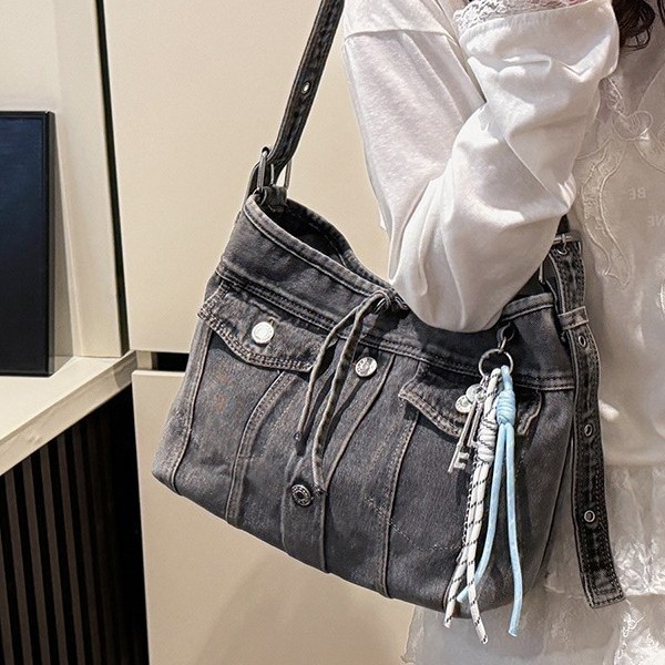 This summer retro denim tote bag exudes a dazzling and stylish vibe. It's a student casual crossbody bag for commuting to school Application Scenario